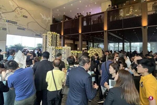 Crowded Showflat at The Reserve Residences 4 2